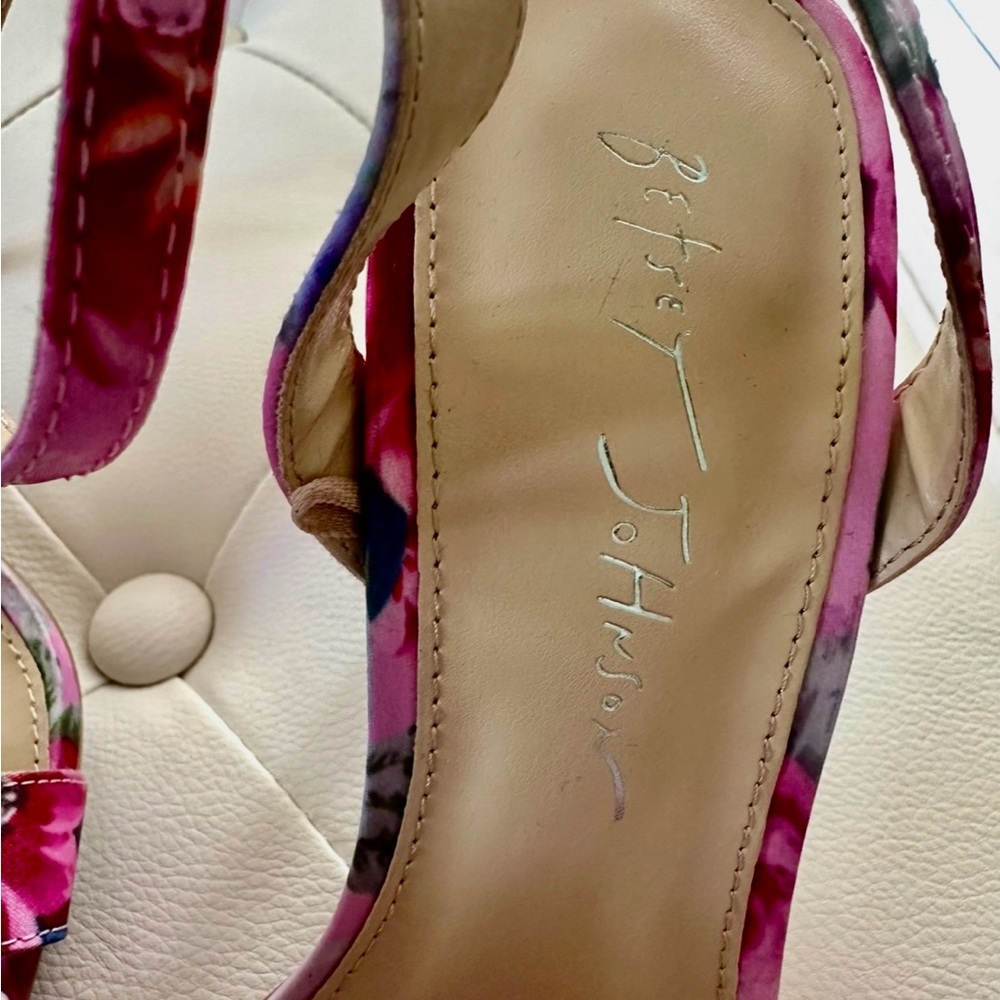 Betsey Johnson Floral Bow Heels Pearl Trim Sandals - Never Worn - Picture 7 of 8